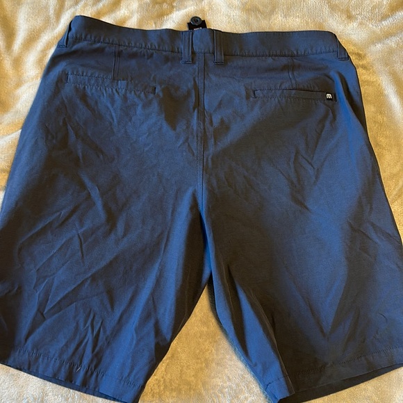 Men’s Travis Mathew golf shorts size 38 - Picture 3 of 3
